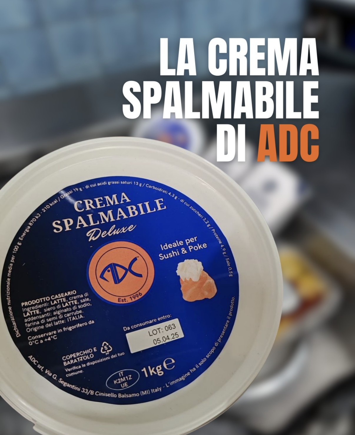 Barattolo da 1 kg di Crema Spalmabile Deluxe ADC con etichetta blu e scritta Ideale per Sushi & Poke