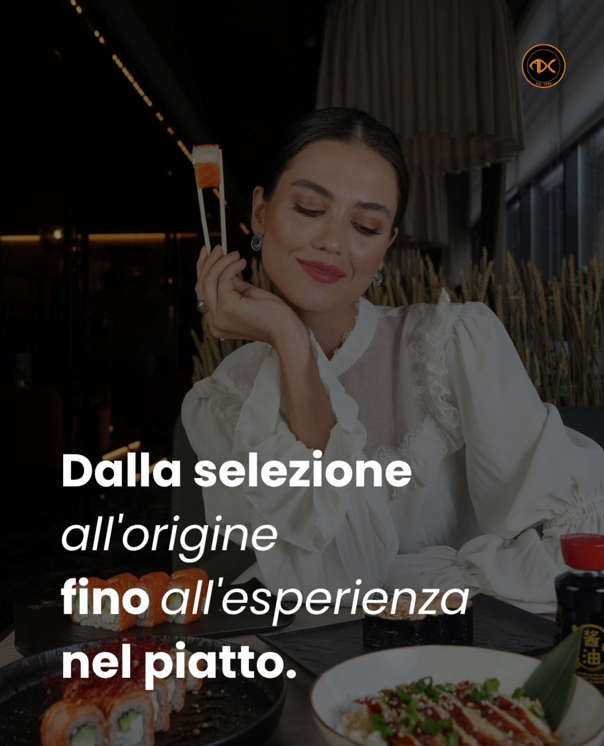 Donna al ristorante con un pezzo di sushi tra le bacchette e la scritta Dalla selezione all'origine fino all'esperienza nel piatto