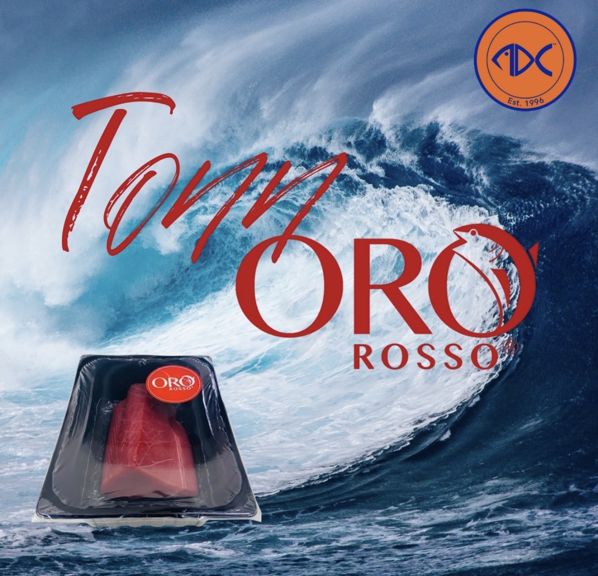 Trancio di tonno Oro Rosso in vaschetta su sfondo di un'onda, con il logo Oro Rosso e il logo ADC