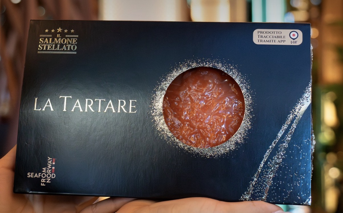 Confezione blu di La Tartare Il Salmone Stellato con finestra sulla tartare di salmone, marchio Seafood from Norway