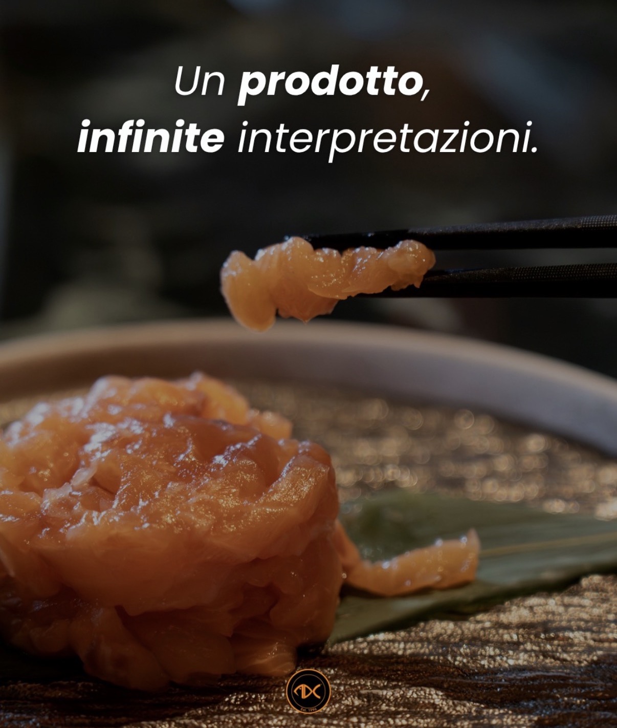 Tartare di salmone servita su foglia, con bacchette e la scritta Un prodotto, infinite interpretazioni